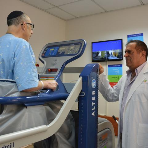 לראשונה: רופאים בבילינסון מטפלים בחולים קשים  לאחר ניתוח לב בעזרת הליכון שפותח בנאס"א - בריאות בפתח תקווה