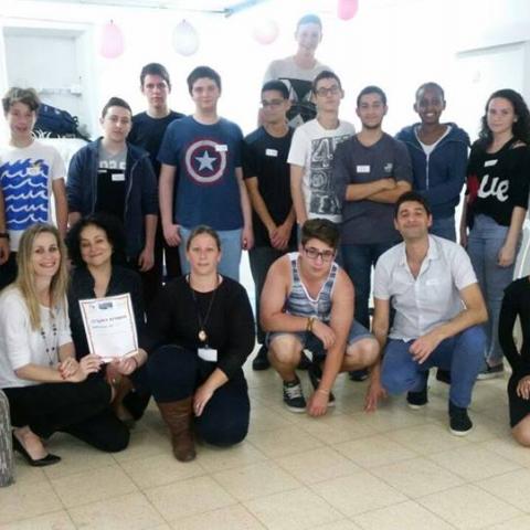 חניכי מרכז הנוער נווה עוז הגיעו לארוז משלוחי מזון לחג עבור משפחות נזקקות דרך עמותת חו"ם - חיי זוהר בפתח תקווה