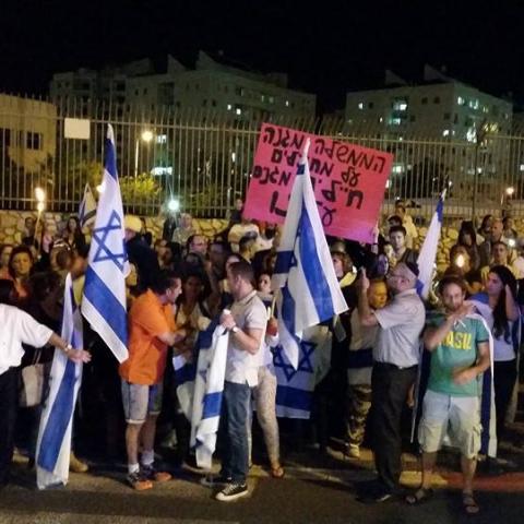 צומת סגולה: עשרות הגיעו לעצרת ההזדהות בחייל שהרג את המחבל - חדשות בפתח תקווה