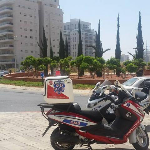 גבר בן 71 נפצע לאחר שנפל מסולם בחצר ביתו - חדשות בפתח תקווה