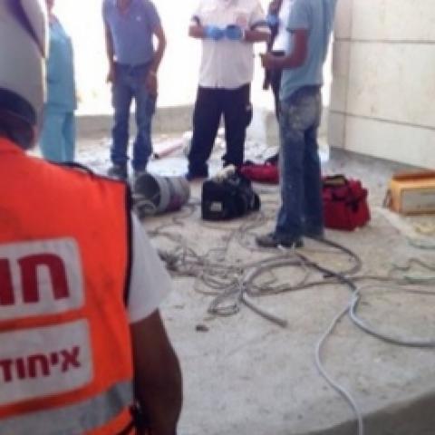 פועל נפצע בינוני מנפילה מגובה באתר בניה ברחוב שחם בפתח תקווה - חדשות בפתח תקווה