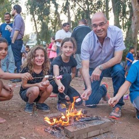 ראש העיר סובב מדורות - חיי זוהר בפתח תקווה