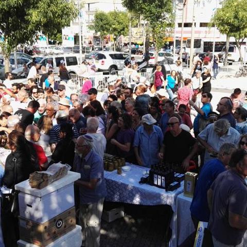 "שוק החזית" - דחיפות, דוחק ושאר ירקות - צרכנות בפתח תקווה
