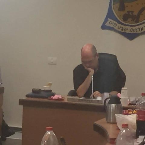 "ההצעה פופוליסטית כי הדברים עובדים" ראש העיר הסיר הצעה מסדר היום ובכך גרר תגובות זועמות. - חדשות בפתח תקווה