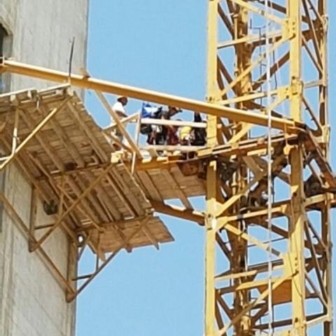 בהמשך לידיעה שפורסמה: חייו של מפעיל העגורן בגובה 80 מטר ניצלו - חדשות בפתח תקווה