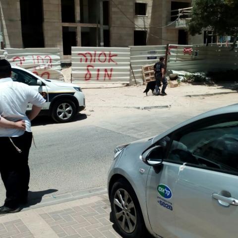 פשיטה של כוחות הביטחון על מגדל מגורים בבניה ברחוב בן אליעזר בפ"ת. - חדשות בפתח תקווה