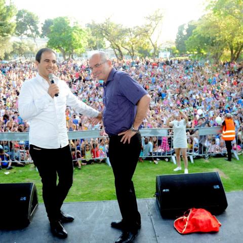למעלה מ 4,000 איש הגיעו לחגיגת שבועות שהתקיימה בפארק יד לבנים. - תרבות ופנאי בפתח תקווה