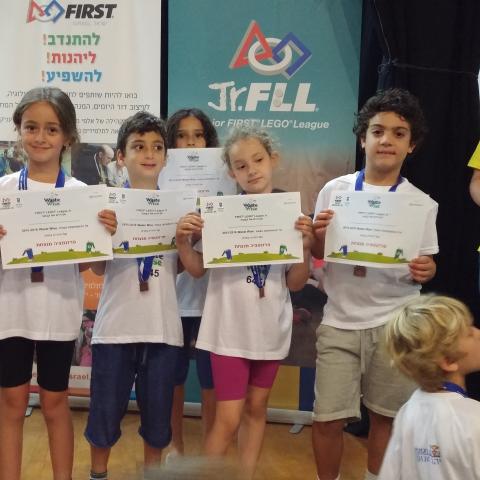 תלמידי בית ספר דבורה עומר זכו בפרס בתחרות רובוטיקה - חינוך בפתח תקווה
