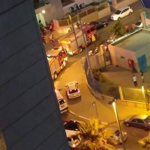 צוותי כיבוי אש מסביב לבית בפתח תקוה ברחוב יוני נתניהו פינת שרגא רפאלי - חדשות בפתח תקווה