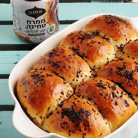 חלת כדורי שמרים במילוי ממרח טחינה עם שוקולד וצימוקים ברום - אוכל בפתח תקווה