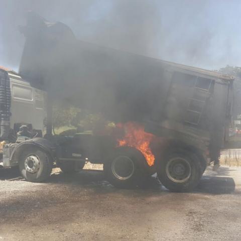 משאית עלתה באש ברחוב מנחם בגין בשכונת הדר גנים בפ"ת - חדשות בפתח תקווה