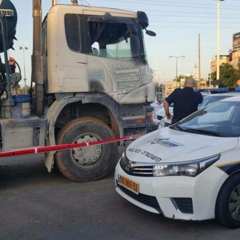 משאית התנגשה בטרקטור חונה סמוך למחלף אם המושבות - נהג המשאית נפצע בינוני - חדשות בפתח תקווה