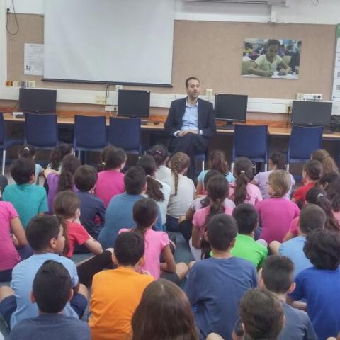 חבר הכנסת מיקי זוהר מפגין יכולת הקשבה - חינוך בפתח תקווה