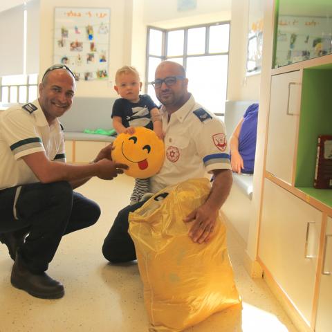 מתנדבי מד"א מרחב שרון מבאקה אל גרביה חילקו מתנות לילדים חולי סרטן בבית החולים שניידר - בריאות בפתח תקווה