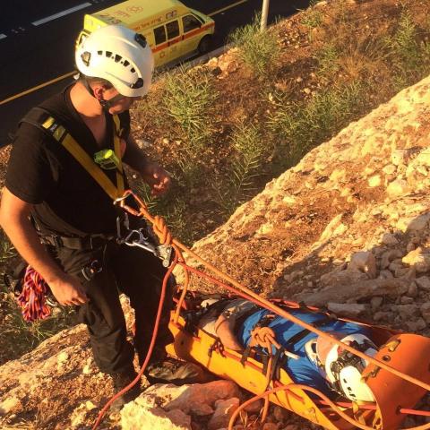 לוחמי כיבוי אש מתחנת פ"ת מחלצים פצוע קל שנלכד על צוק - חדשות בפתח תקווה
