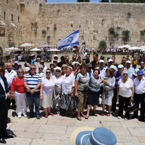 באיחור של עשרות שנים חגגו ניצולי השואה בר/בת מצווה בכותל - חדשות בפתח תקווה