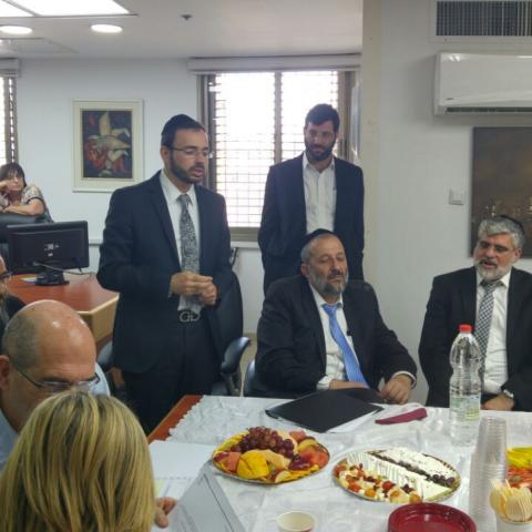 יום לפני ישיבת מועצת העיר קפץ שר הפנים אריה דרעי לעיריית פתח תקוה. - חדשות בפתח תקווה