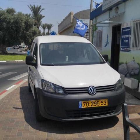 הודעת דוברות העירייה: "העובד שנהג ברכב הוזמן לבירור שייערך ביום ראשון. הנושא יטופל באופן הראוי ביותר - חדשות בפתח תקווה