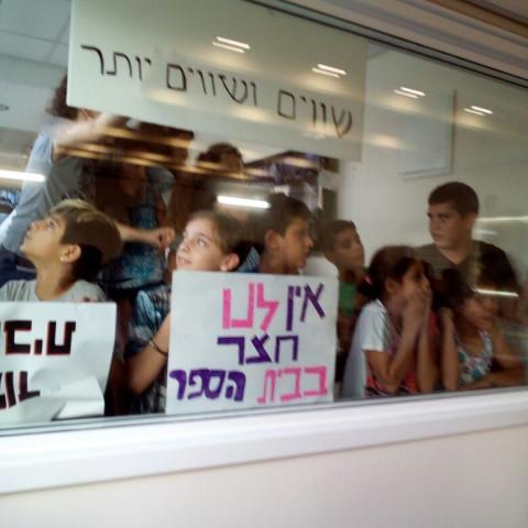 בדקות אלה: הפגנה של תושבי שיפר בישיבת מועצת העיר. - חדשות בפתח תקווה