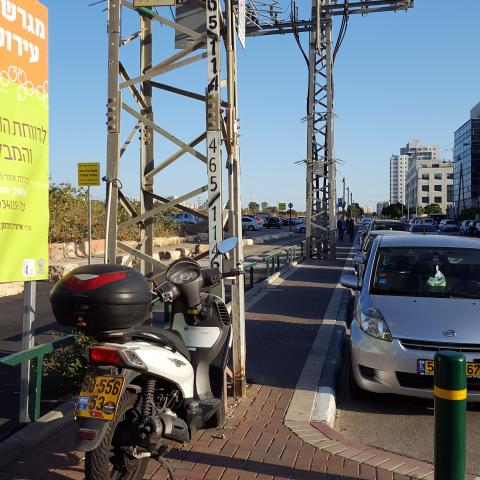 מפגעים על מדרכות-מסכנים חיים - חדשות בפתח תקווה