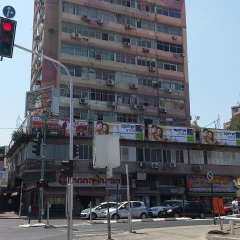 בניין בן 9 קומות במרכז העיר הפך למשכן לגורמים עברייניים - בנייה ונדל"ן בפתח תקווה