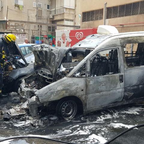 שריפה של שני כלי רכב בחניה של סניף מגה ברחוב הרצל - חדשות בפתח תקווה