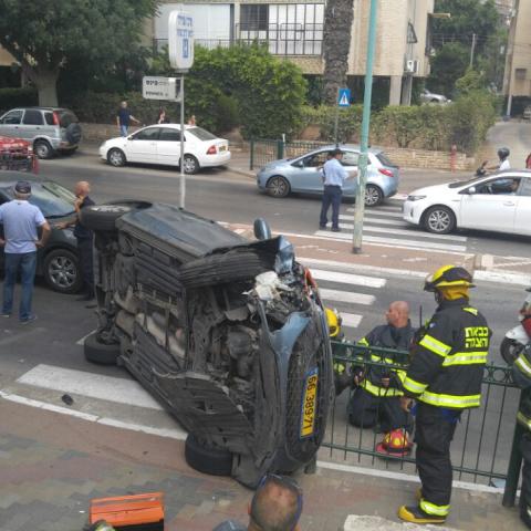 רכב התהפך ברחוב פינס - הנהג סירב להתפנות - חדשות בפתח תקווה