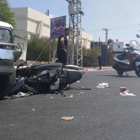  תאונת דרכים בין אופנוע לרכב פרטי - רוכב האופנוע נפגע בינוני - חדשות בפתח תקווה