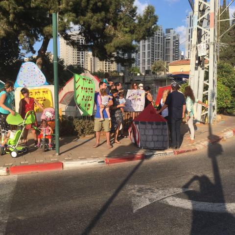 מפגינים נגד סגירת הגנים - חינוך בפתח תקווה