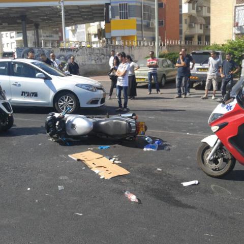 צעיר שרכב על אופנוע נפגע מרכב הסעות ברחוב הרב הרצוג - חדשות בפתח תקווה