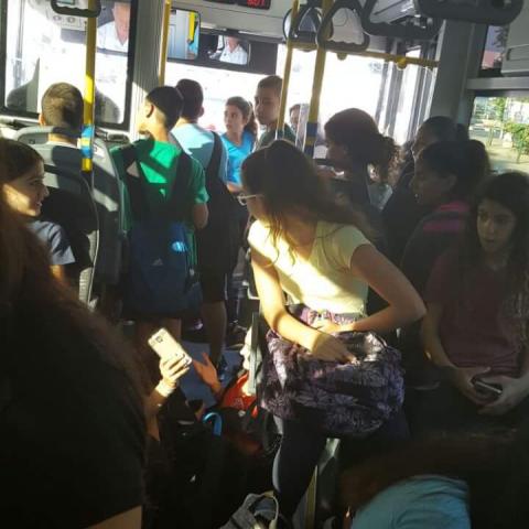 נדחקים בכוח בין דלתות האוטובוס כדי לא לאחר לבית הספר - חדשות בפתח תקווה