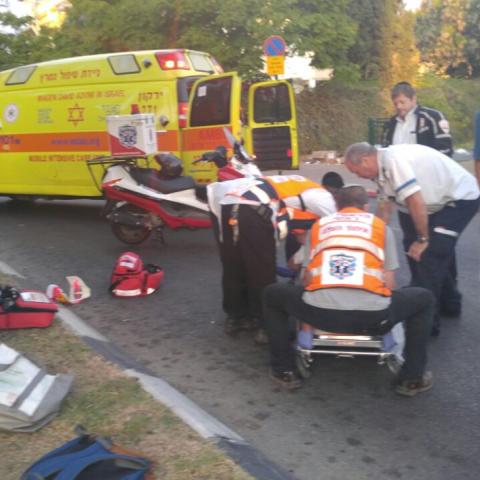 הולך רגל נפגע מרכב ברחוב מנחם בגין - חדשות בפתח תקווה