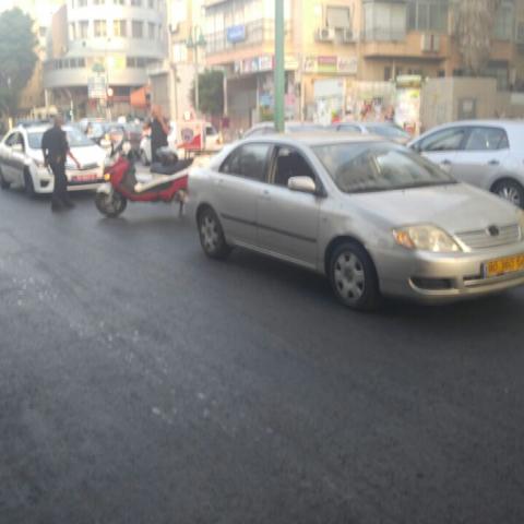 הולך רגל נפגע בראשו מרכב ברחוב ההסתדרות - חדשות בפתח תקווה