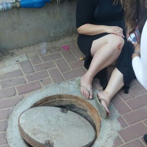 אם לילד/ה בגן סיני נפלה לבור ביוב בגן. האם פונתה באמבולנס לבית החולים - איכות הסביבה וחזות העיר בפתח תקווה