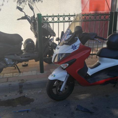 נער שרכב על אופנוע נפגע מרכב ברחוב יונה בשכונת שעריה - חדשות בפתח תקווה