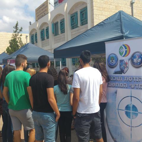 חיל התקשוב מגייס תלמידים מאחד העם - חינוך בפתח תקווה