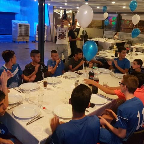 גם שחקני קבוצת נערים ג' של הפועל פ"ת שימחו את חתן בר המצווה שהוחרם - ספורט בפתח תקווה