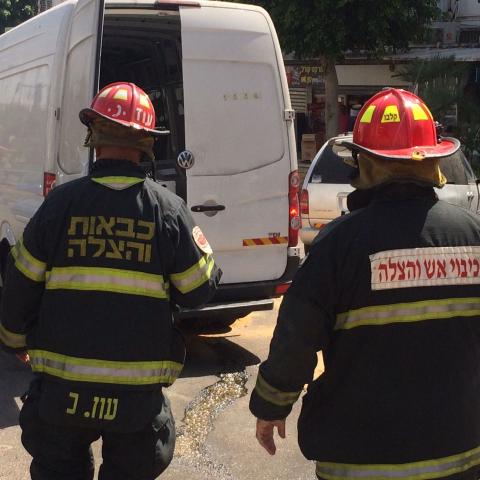 מיכל חומצה נפל מרכב מסחרי ברחוב אסף שמחוני, אזרחים מדווחים על צריבות - חדשות בפתח תקווה