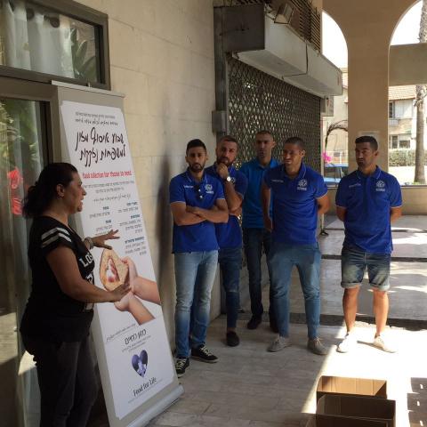 שחקני מכבי פתח תקוה התנדבו בעמותת "מזון לחיים" - ספורט בפתח תקווה