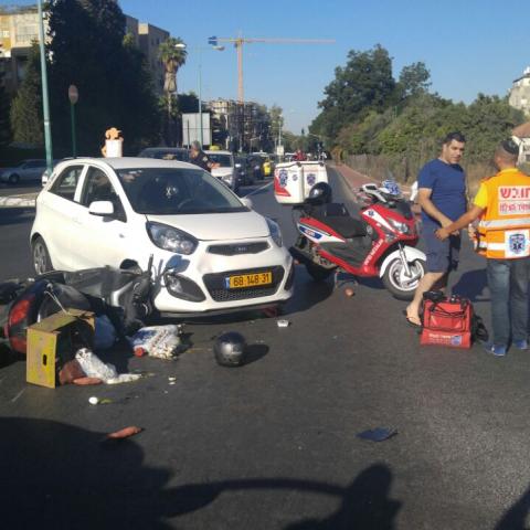 רוכב אופנוע נפגע מרכב פרטי ברחוב פינס פינת בן דוד - חדשות בפתח תקווה