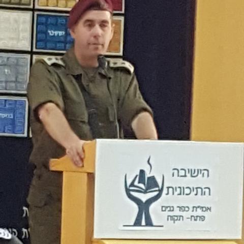 מח"ט הצנחנים ביקר בישיבת אמית כפר גנים. - חינוך בפתח תקווה