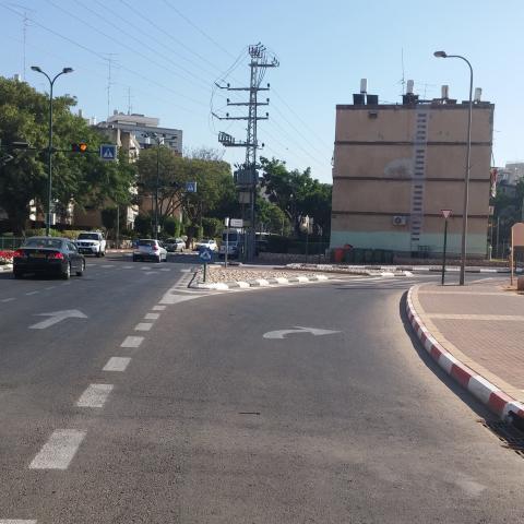 "מעבר החציה בצומת הרחובות קרול וטבצ'ניק מסכן את ילדינו" - חדשות בפתח תקווה