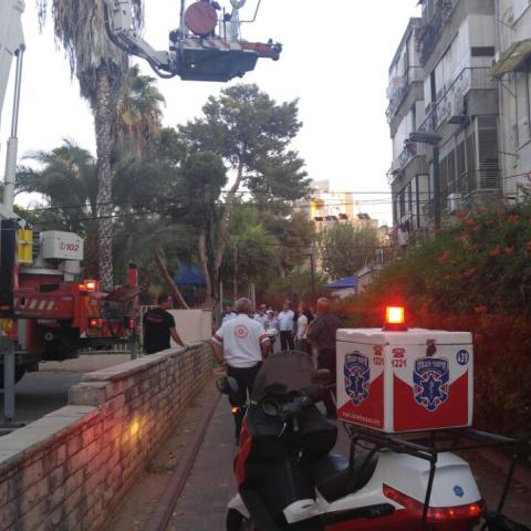 שבר את הירך והורד מקומה רביעית בעזרת מנוף - חדשות בפתח תקווה