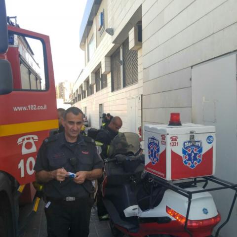 שריפה פרצה בארון חשמל במתחם חנויות באזור התעשיה סגולה. - חדשות בפתח תקווה