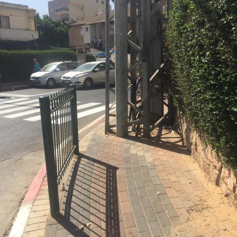 הרשויות מתווכחות ביניהן: בינתיים, עמודי חשמל חוסמים דרכי גישה להולכי הרגל - חדשות בפתח תקווה