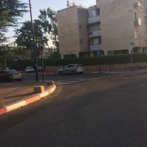 חציית הכביש ברחוב צה"ל – לתלמידי בית הספר -  על אחריות הורי הילדים בלבד - חדשות בפתח תקווה