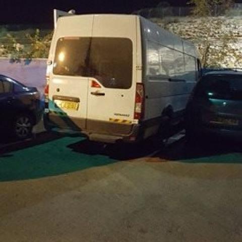 רנו מסחרית נגנבה ובה אקדח, נעצרו 3 חשודים - חדשות בפתח תקווה