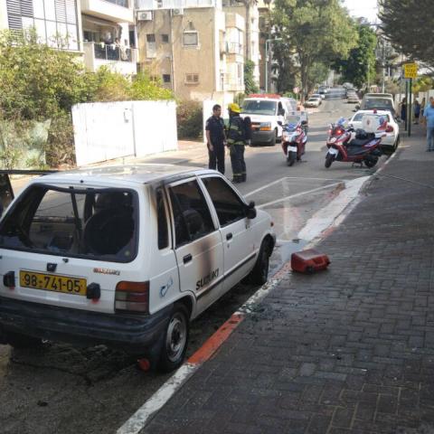 רכב פרטי עלה באש ברחוב הזוהר - חדשות בפתח תקווה