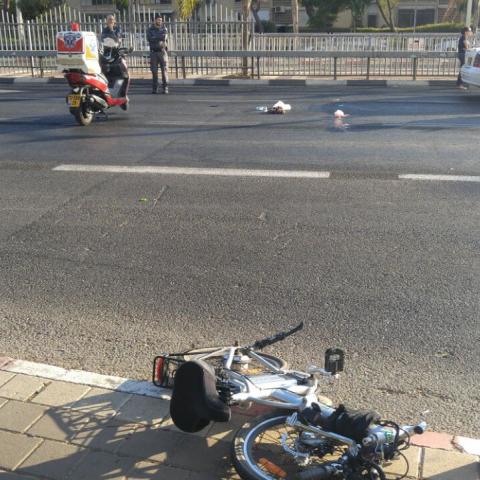 רוכב אופניים נפגע מרכב בדרך זאב ז'בוטינסקי פינת דנקנר בפתח תקווה - חדשות בפתח תקווה