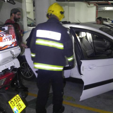 תינוקת ננעלה בתוך רכב בחניון, לוחמי האש פרצו את הרכב וחילצו את הילדה ללא פגע - חדשות בפתח תקווה